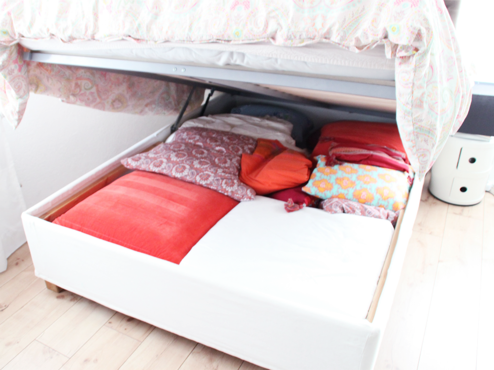 Stauraum unter dem Bett