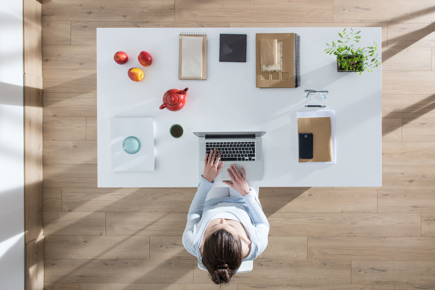 Bild: Fotolia - Aufgeräumter Schreibtisch. Frühjahrsputz im Büro