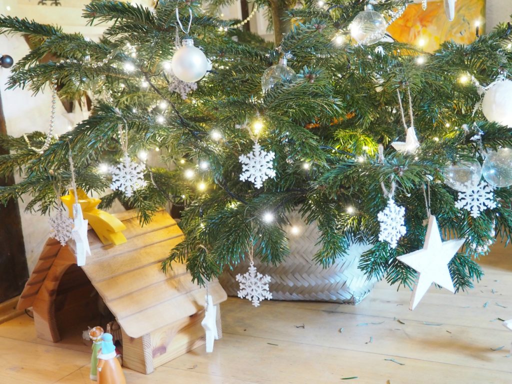 Weihnachtsbaum im Korb